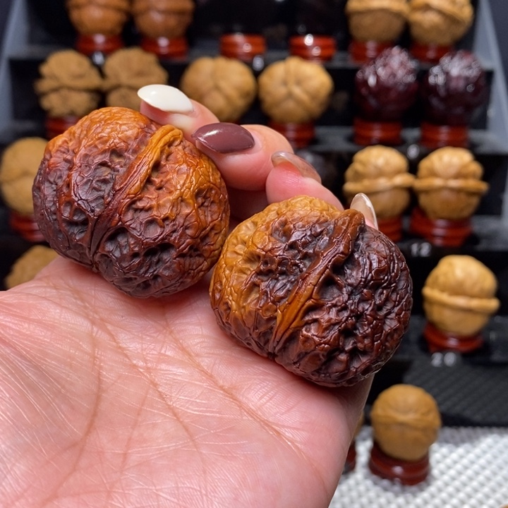 文玩核桃把件七彩元宝…………12