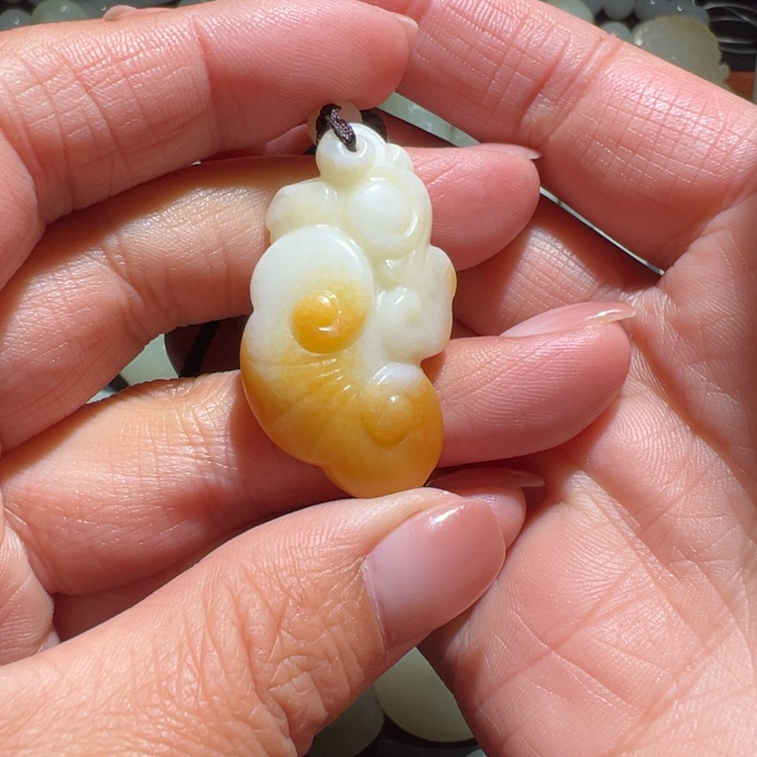 璐***奕和田玉未镶嵌颈饰