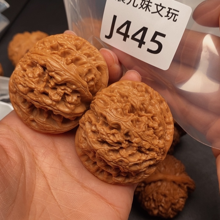 墨***灯桃核吊坠J445粗筋