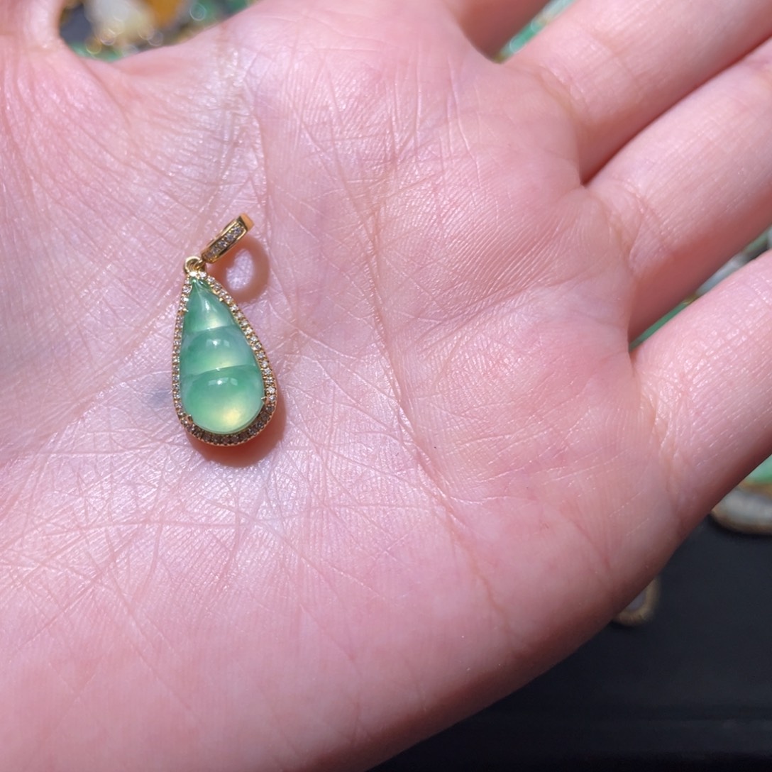 翡翠颈饰18K金镶嵌小*主天然