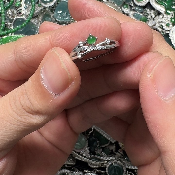 翡翠未镶嵌颈饰天然A货翡翠放漏