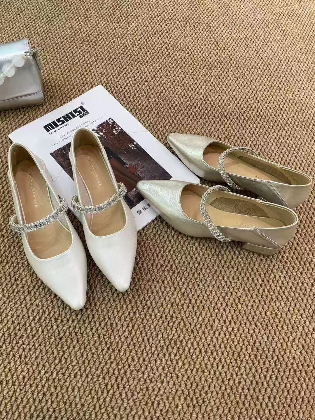 非正式学院风法式水钻尖头单鞋粗跟气质浅口中跟女鞋