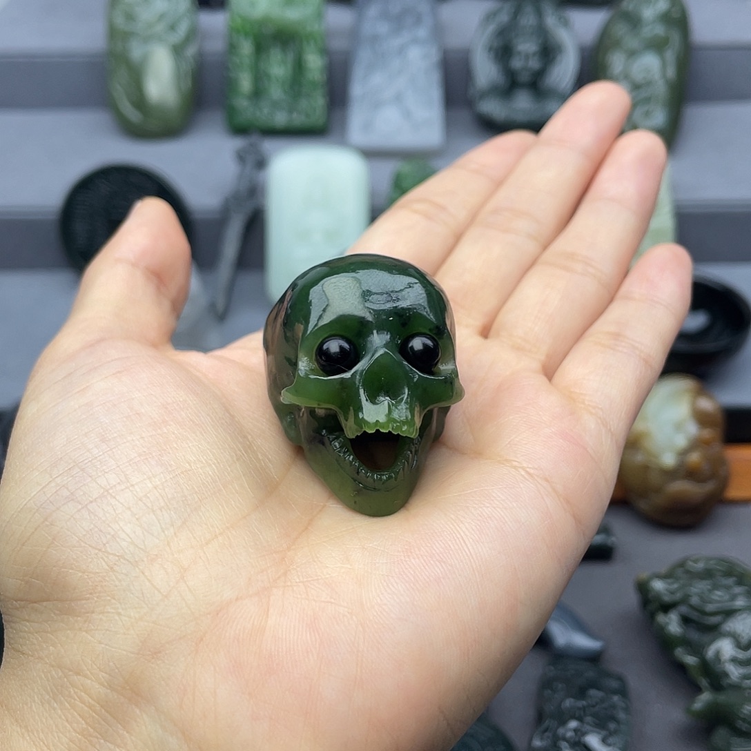 本***尊和田玉未镶嵌颈饰