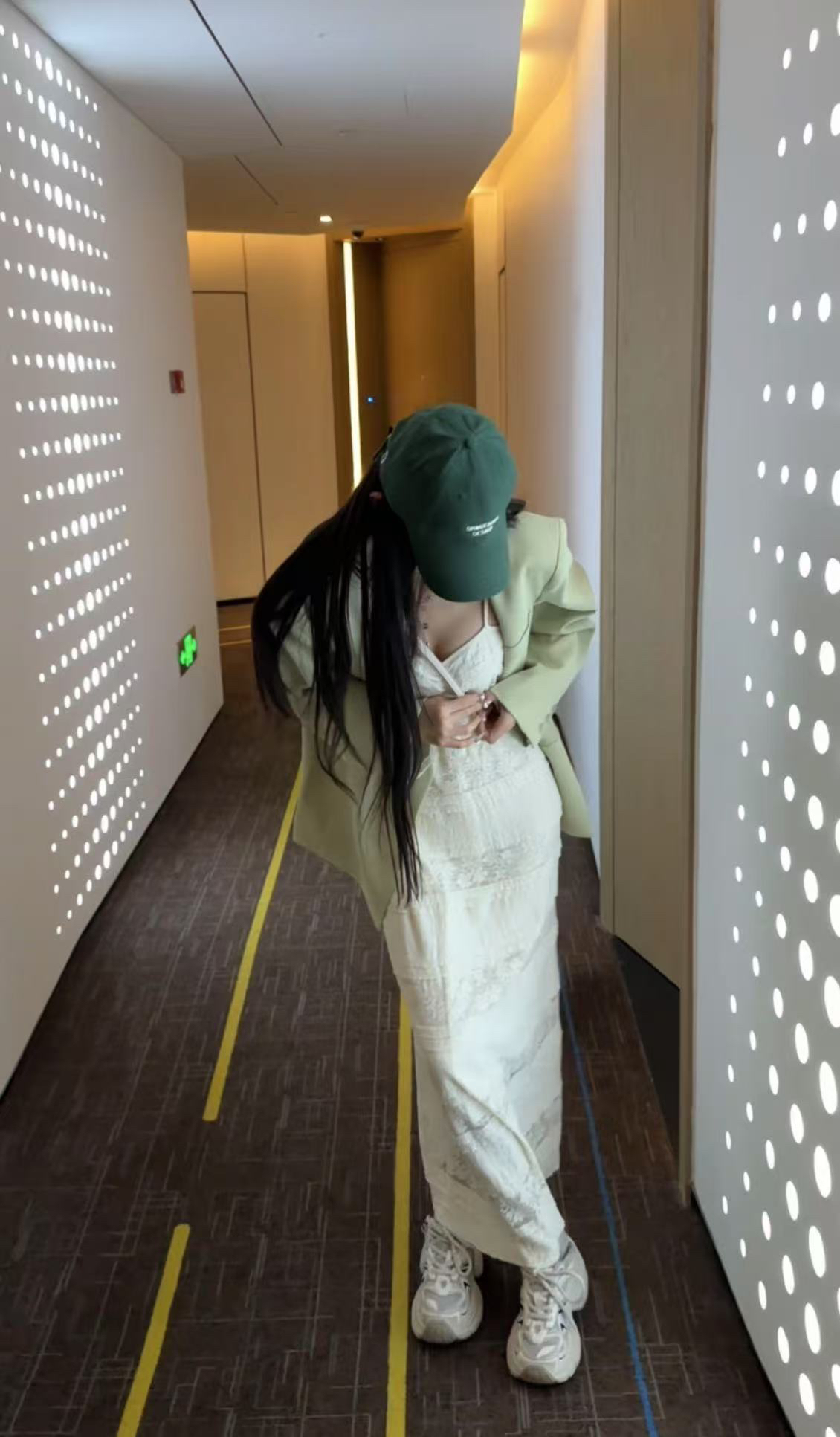 青绿西装外套/蕾丝吊带长裙