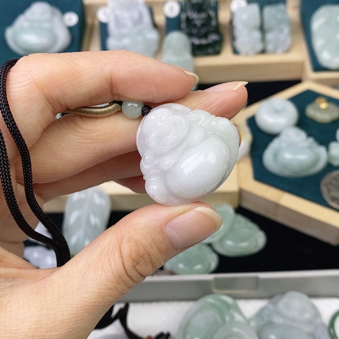 翡翠未镶嵌颈饰佛公