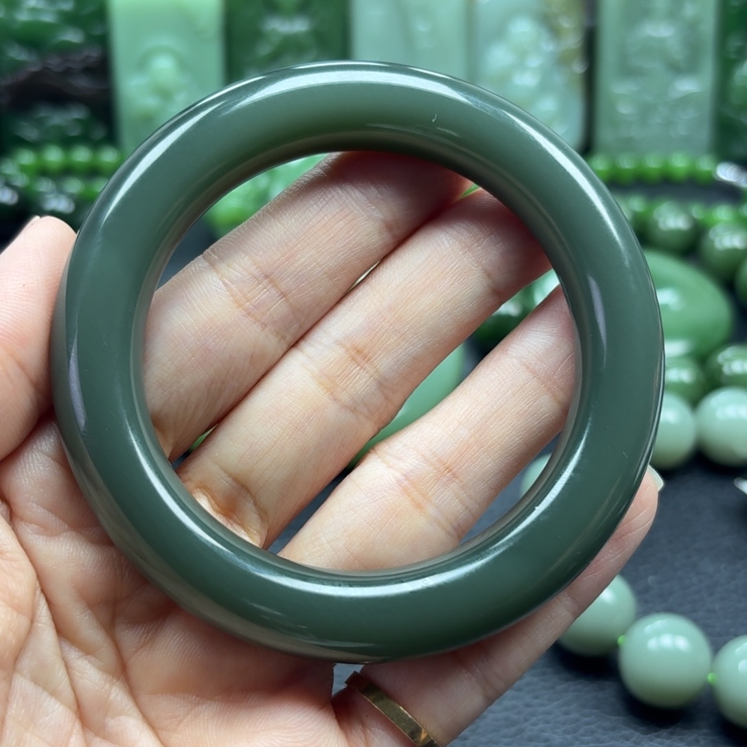 和田玉未镶嵌手镯