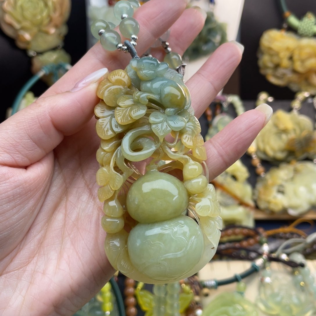 蛇纹石玉颈饰未镶嵌