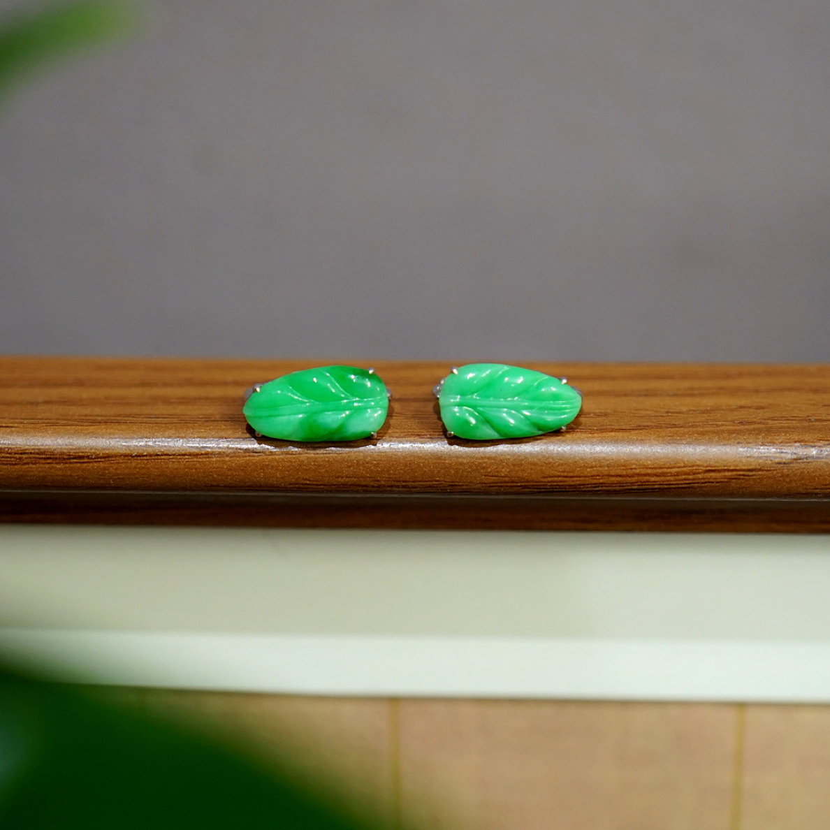 18K金镶嵌翡翠绿叶子耳扣百搭休闲简约大气时尚