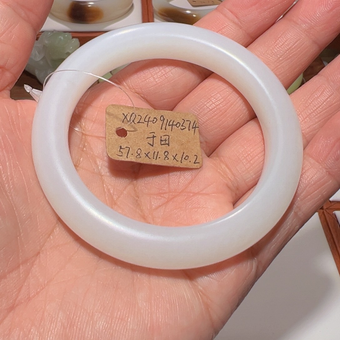 和田玉手镯未镶嵌