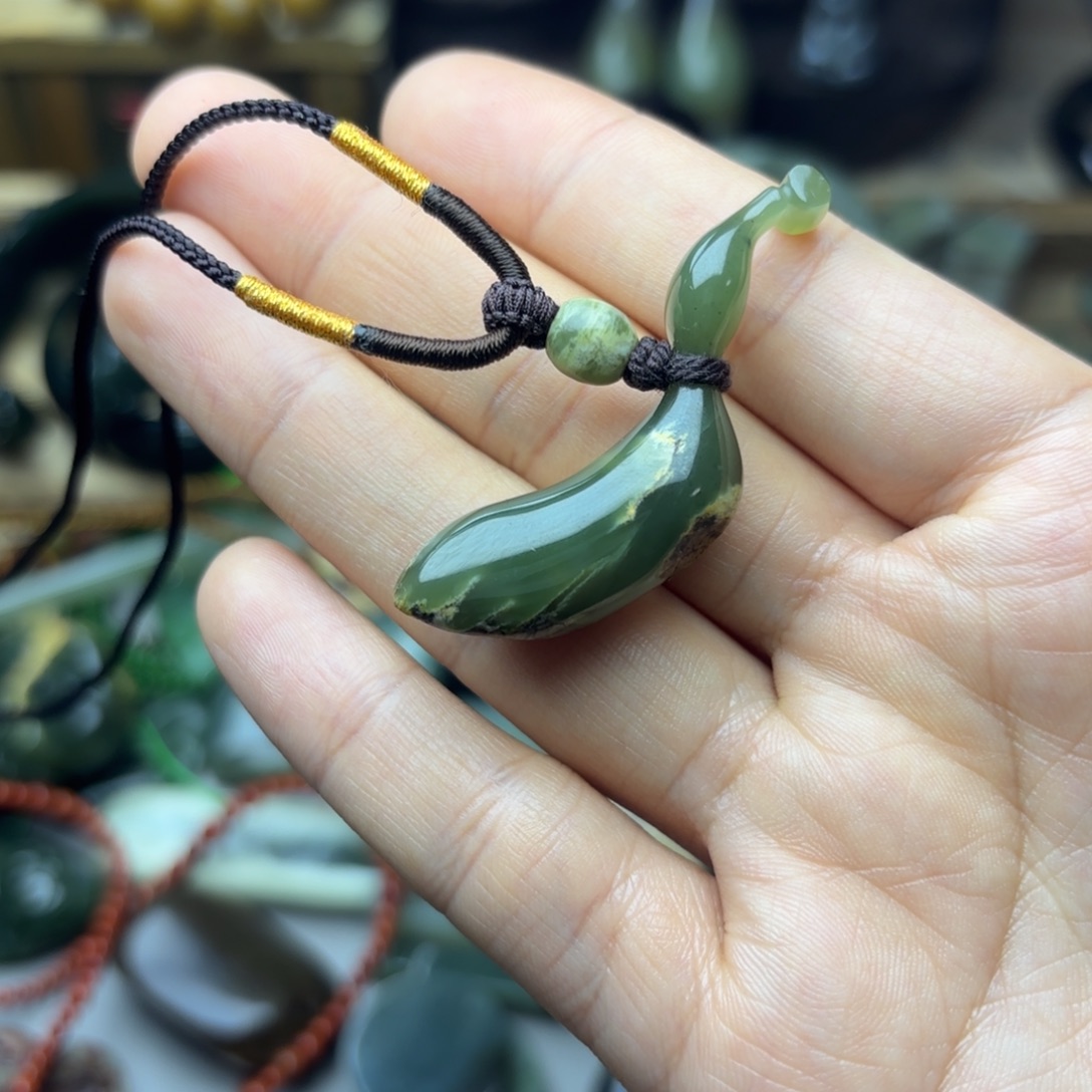 惟***森透闪石质玉未镶嵌颈饰