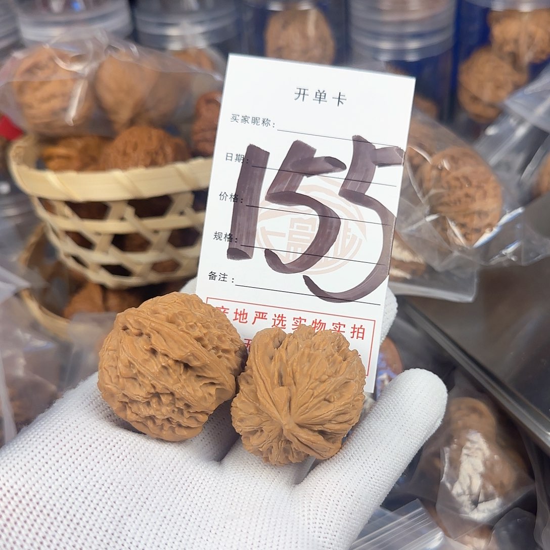 文玩核桃吊坠白狮子