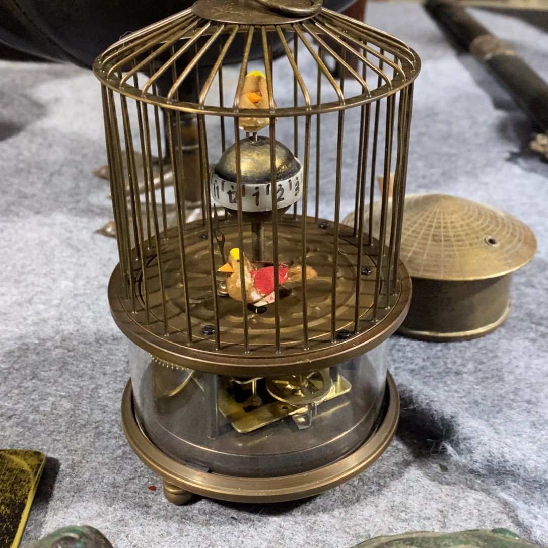 峿***語铜表上的是我给你们带过来