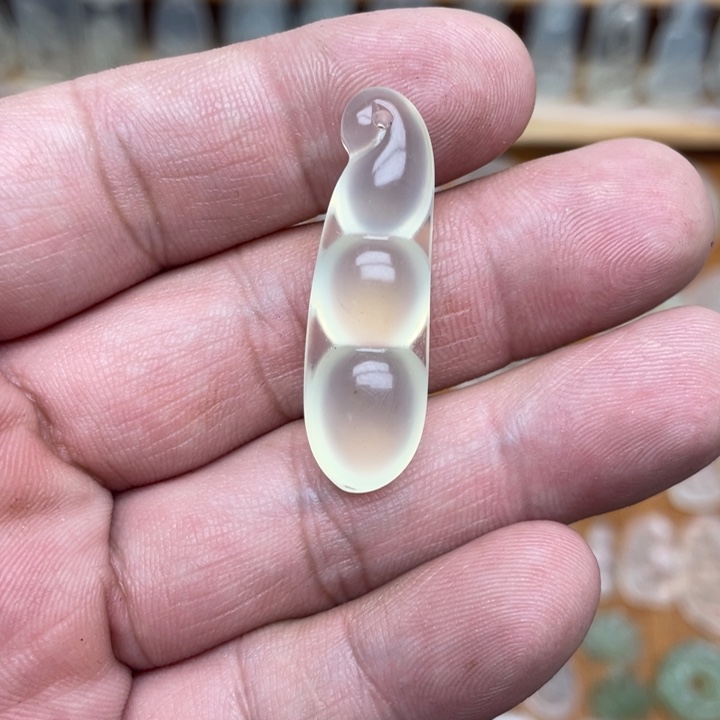 蔚***海蛇纹石玉未镶嵌颈饰