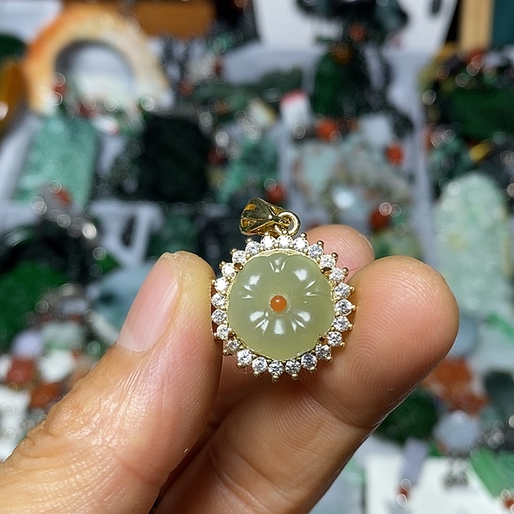 翡翠未镶嵌吊坠(赠链)