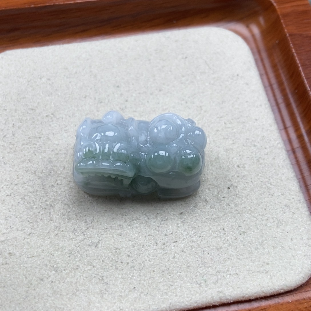 翡翠未镶嵌颈饰霸王貔貅