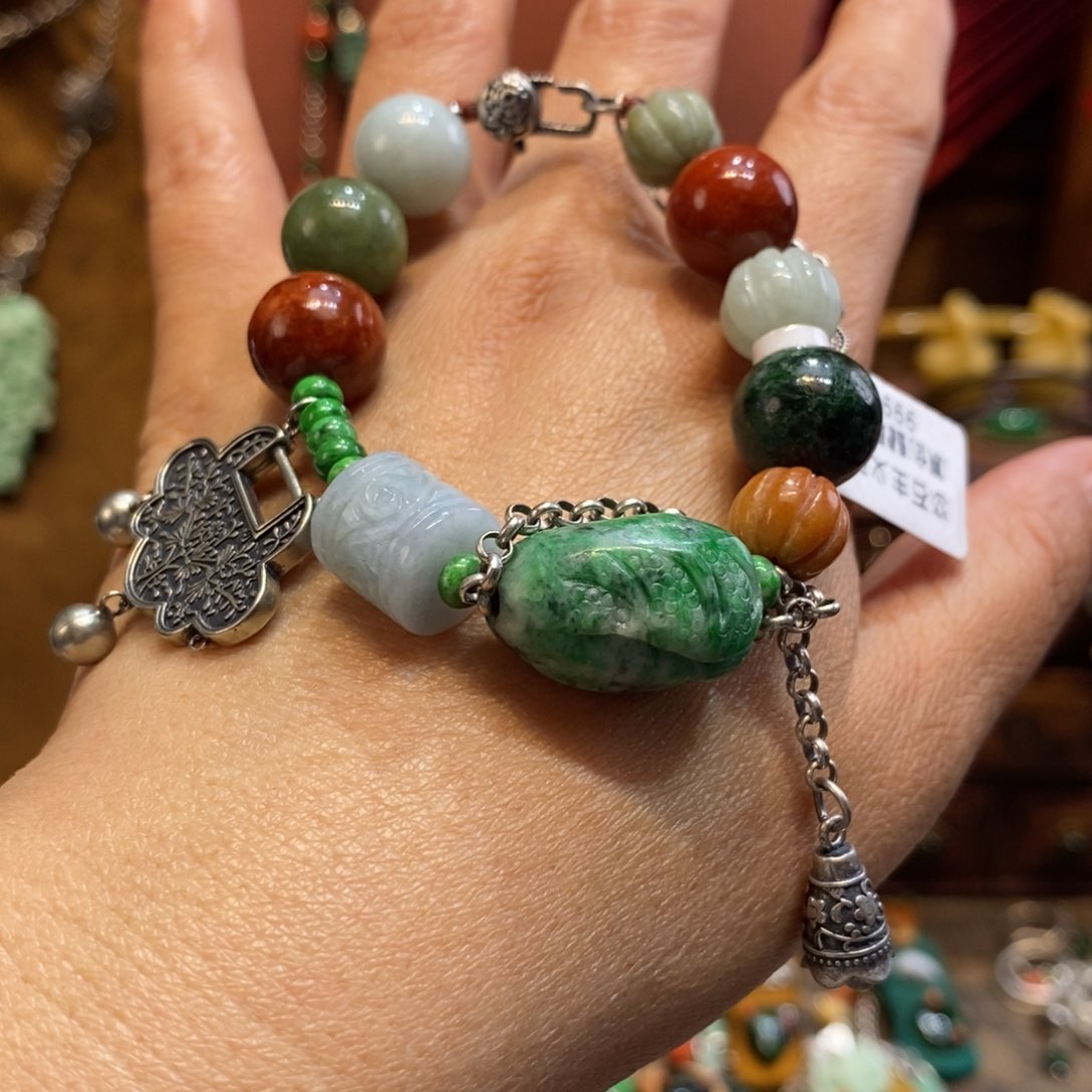 翡翠吊坠(赠链)未镶嵌