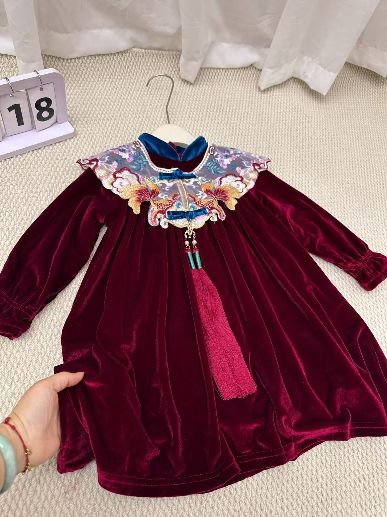 云肩可脱卸丝绒年服裙