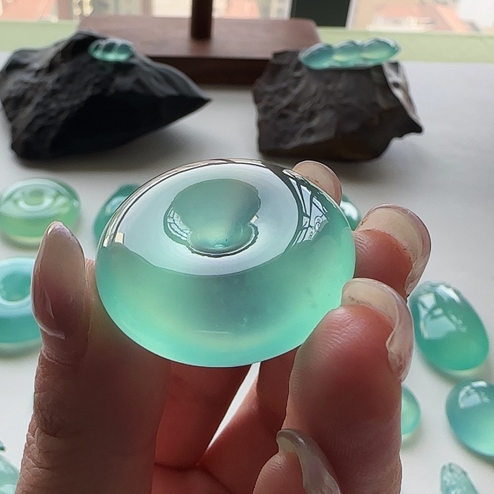 ****浅岫玉未镶嵌颈饰岫玉