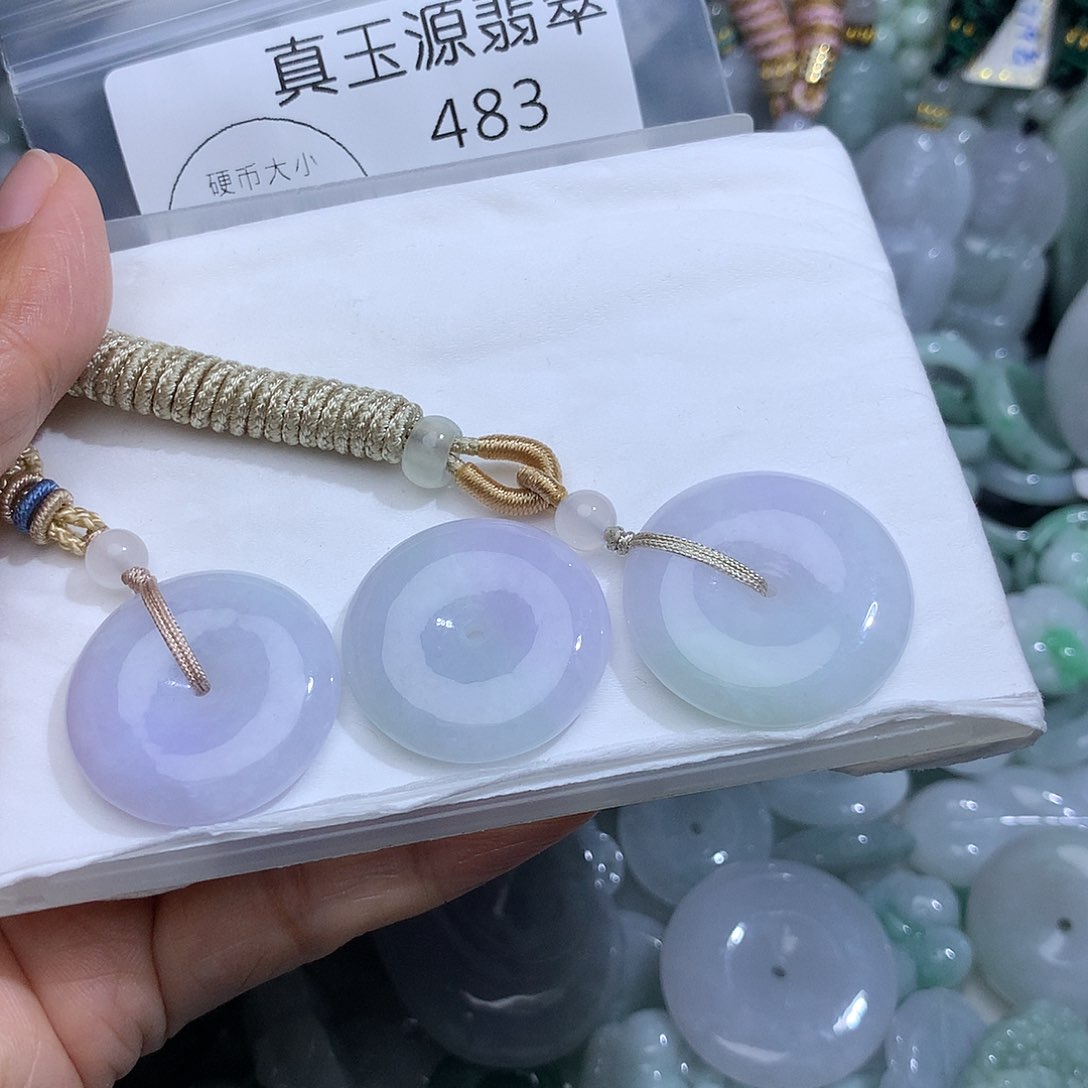 A****翡翠未镶嵌颈饰483。