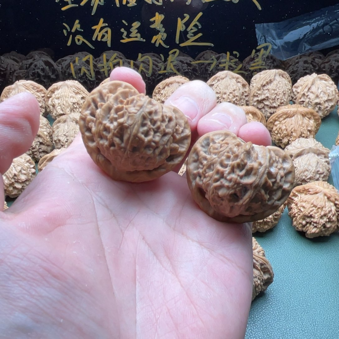 核桃把件40全品红皮桃心宫灯