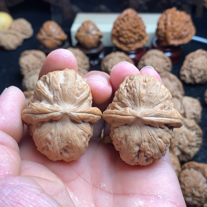 文玩核桃吊坠豹**?元宝