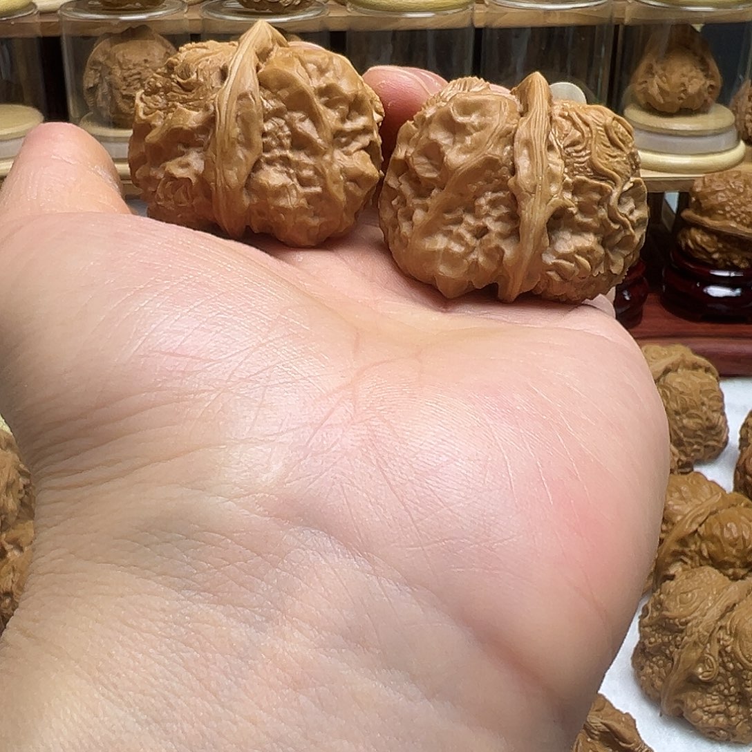 不***在核桃蛤蟆雕刻蜕变