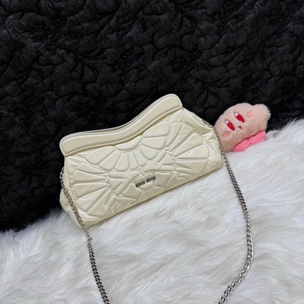 95新 MIU MIU/缪缪 缪缪奶白色链条斜挎包