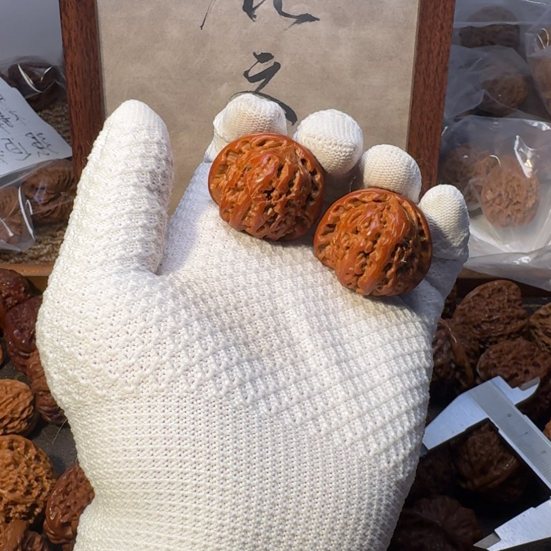 文玩核桃吊坠三角白