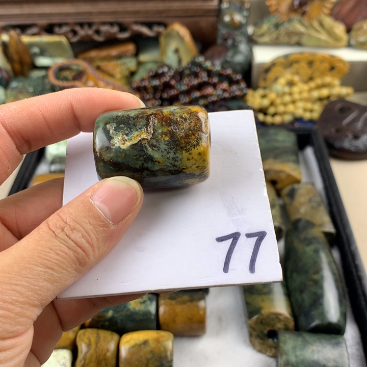 岫岩河磨玉（透闪石质玉）手把件有瑕未镶嵌山***容