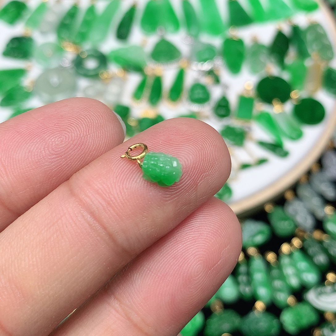 翡翠配石18K金扣头 小巧精美飘阳绿迷你小貔貅
