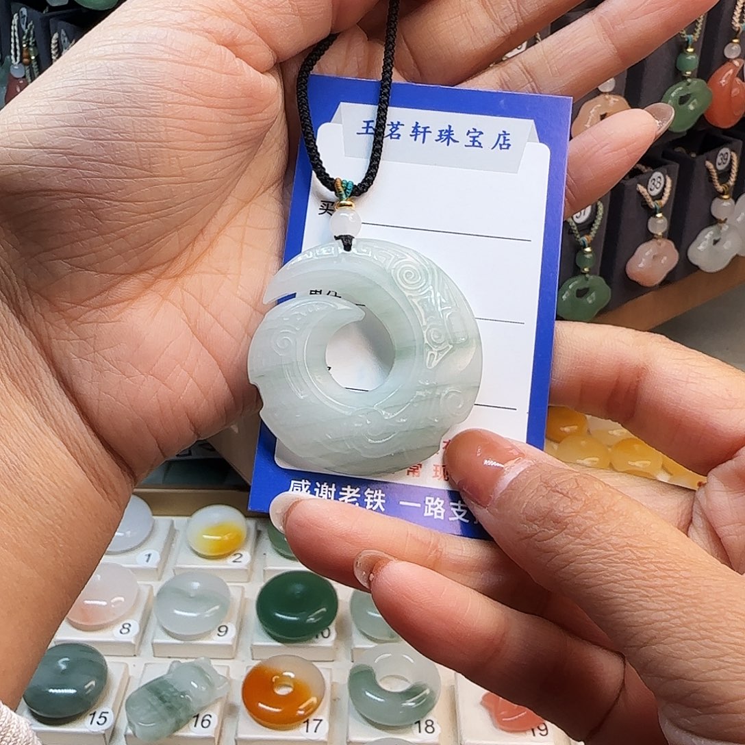 石英质玉未镶嵌颈饰