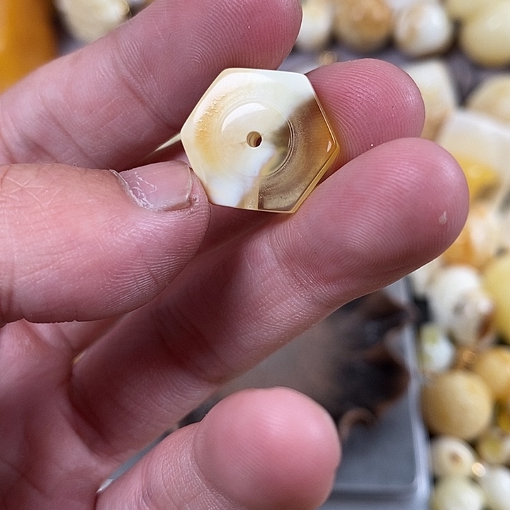 琥珀裸石未镶嵌我