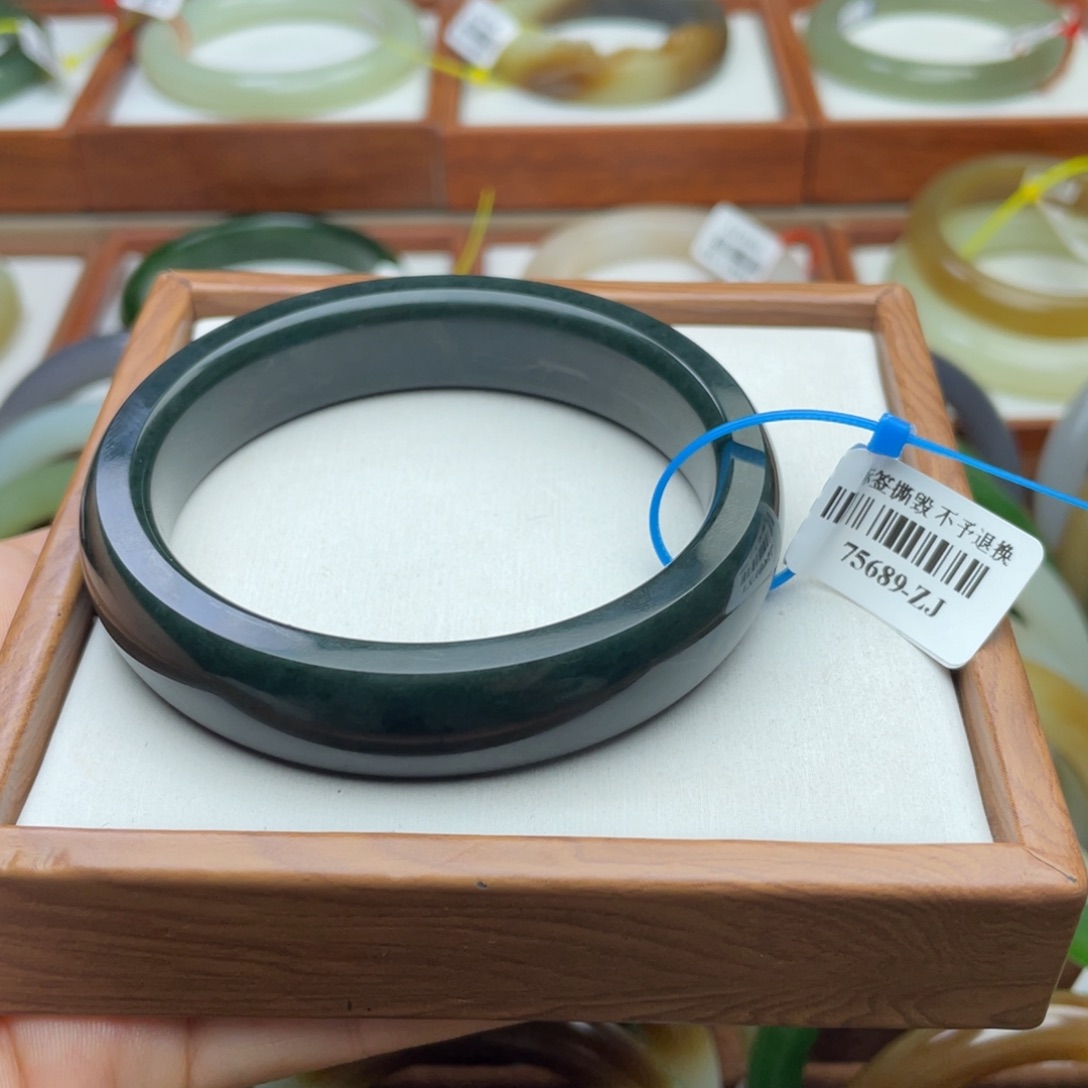 【闪购商品】和田玉手镯未镶嵌57