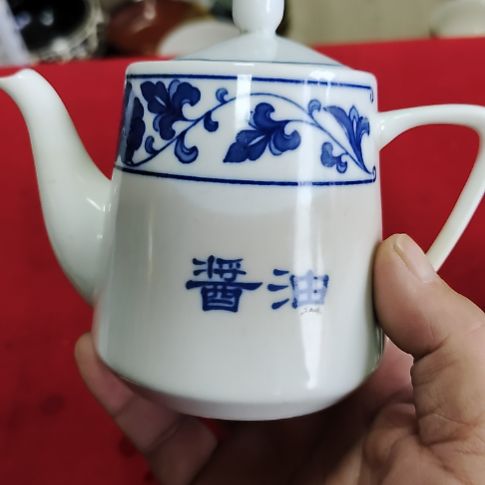 瓷片瓷片，各种摆件，盘，碗，沙锅，均有瑕疵。