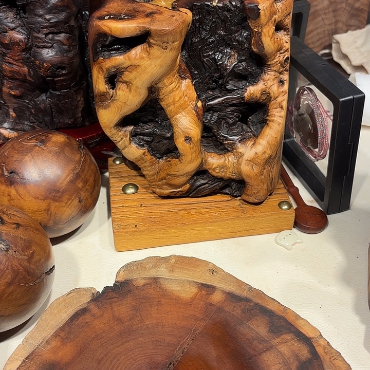 木质类木制摆件。 微笑。 