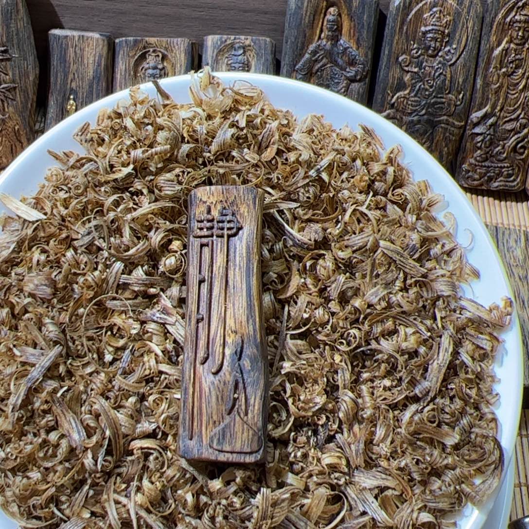 沉香碎屑沉香白棋雕刻5克