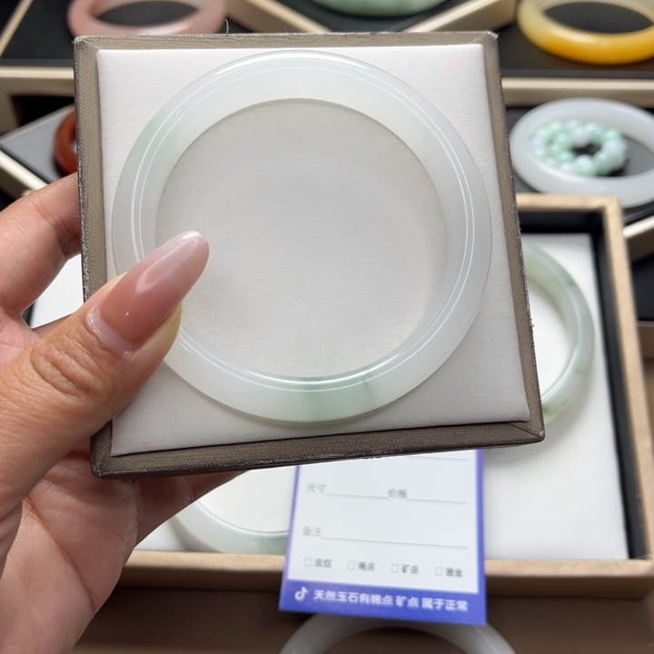 石英质玉手镯未镶嵌A****?