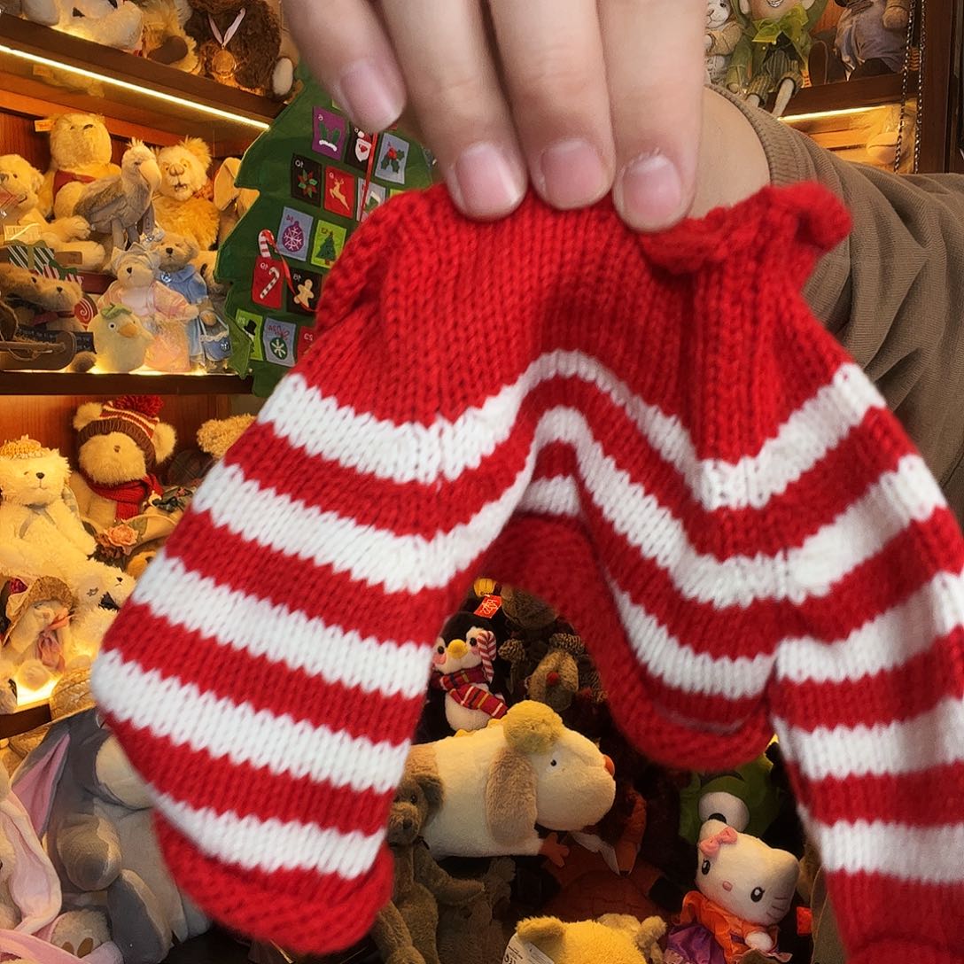 毛绒圣诞红白格毛衣。  