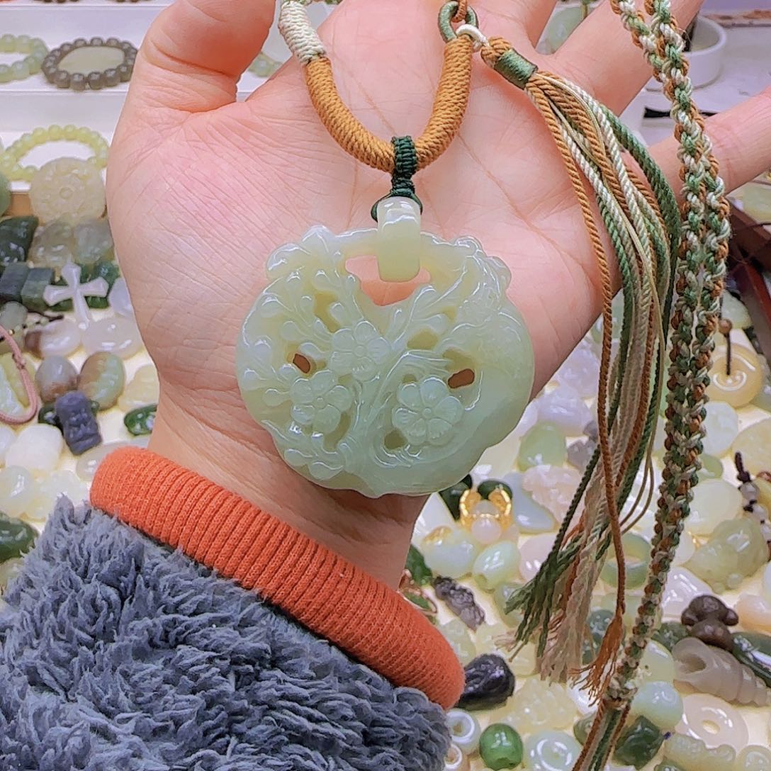 和田玉未镶嵌吊坠(赠链)