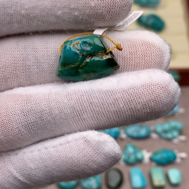 绿松石未镶嵌珠宝奇石