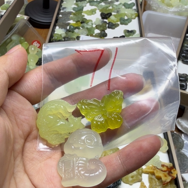透闪石-蛇纹石玉吊坠未镶嵌