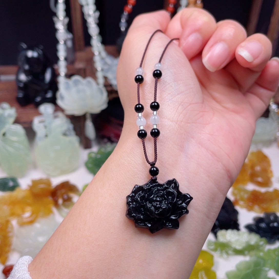 蛇纹石玉未镶嵌颈饰