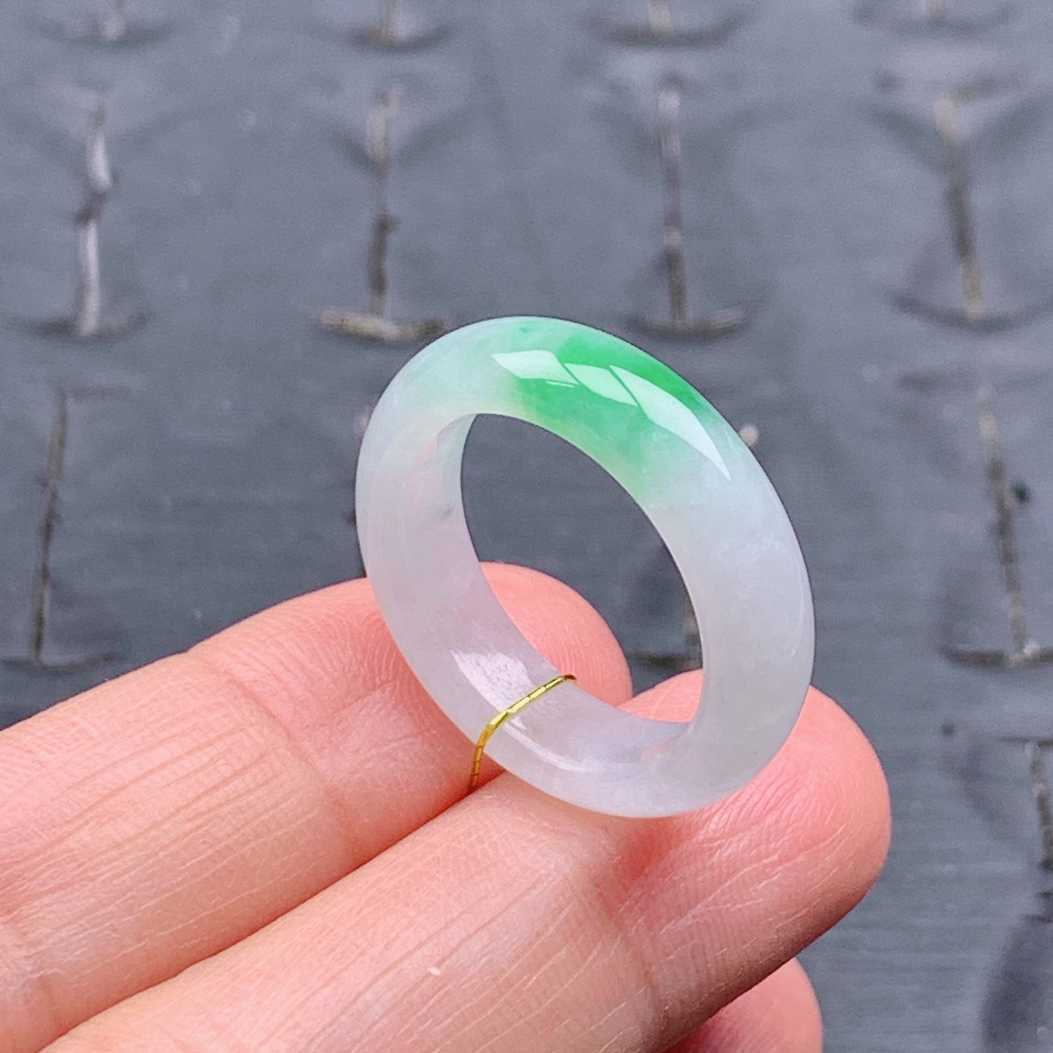 15号缅甸天然A货翡翠 T657 内径17.7/5.7/3.5mm 飘阳绿戒指白底青