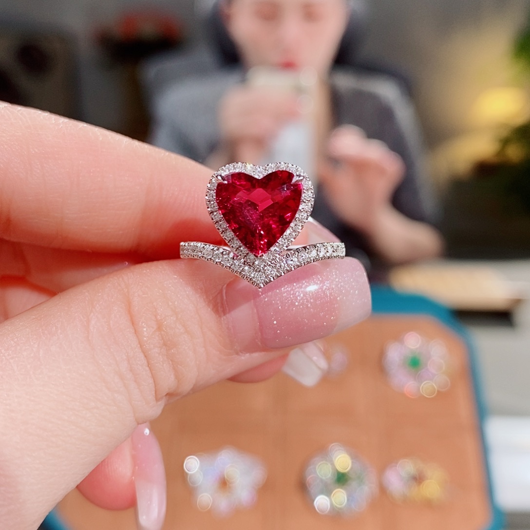 红色碧玺戒指18K金镶嵌2.102ct