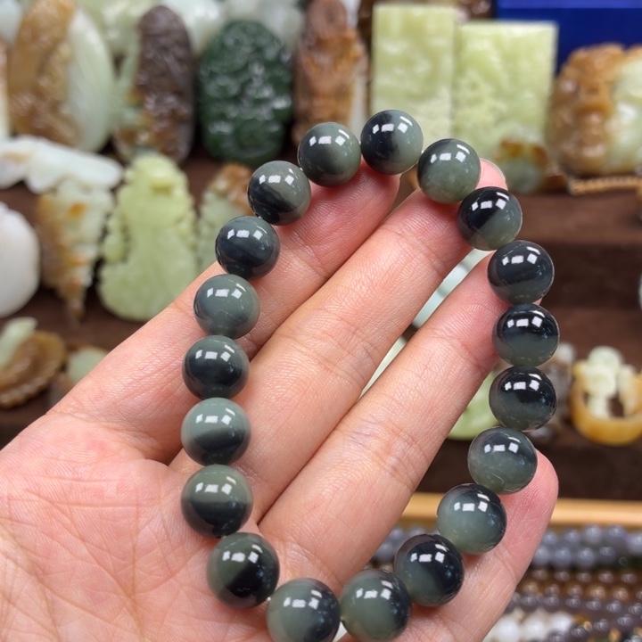 孙***然颈饰未镶嵌和田玉