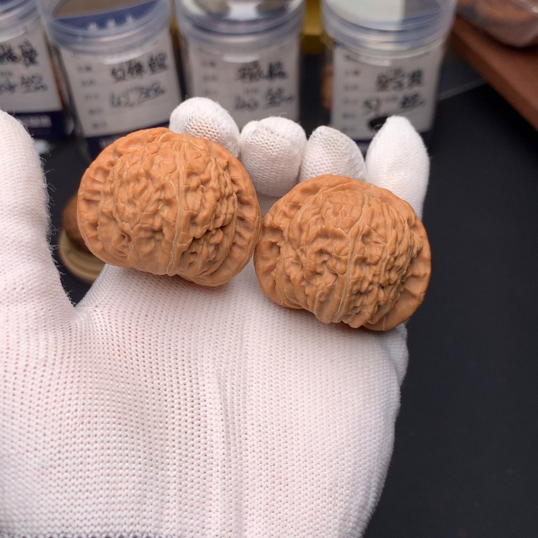 文玩核桃吊坠40闷白