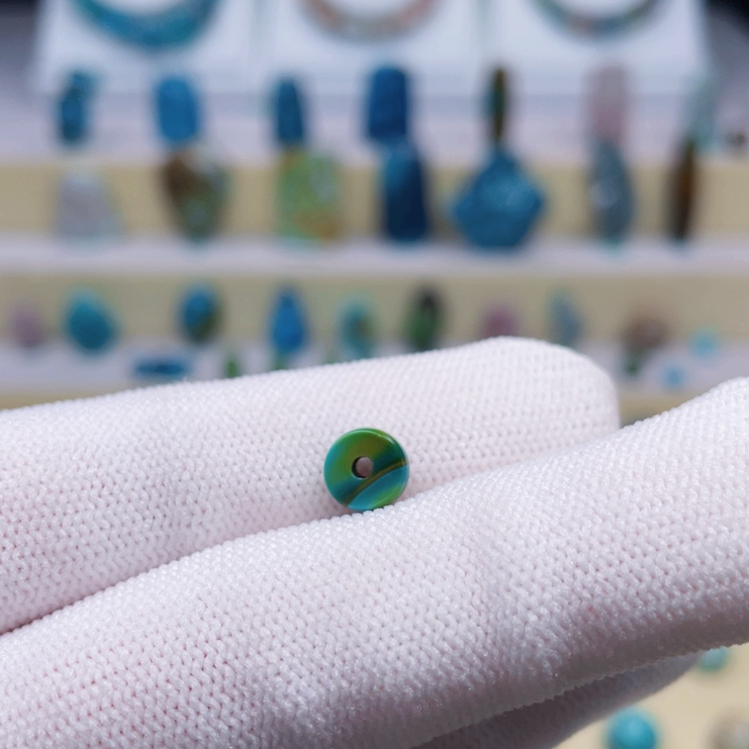 绿松石未镶嵌颈饰