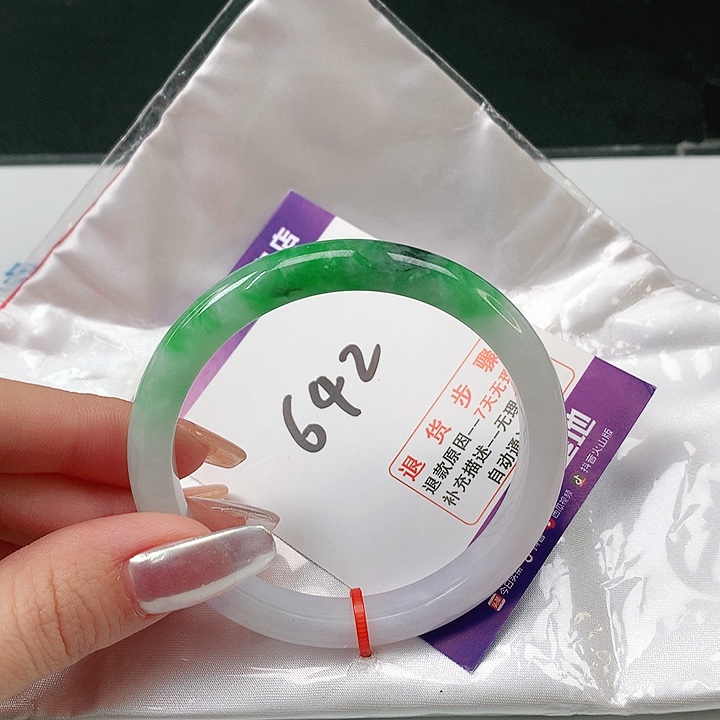 翡翠手镯未镶嵌翡翠手镯