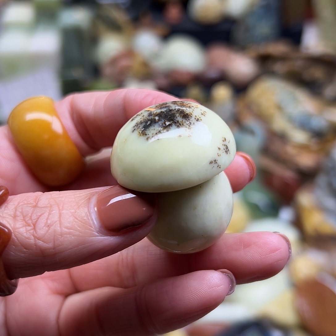 岫玉未镶嵌颈饰辽阳料蘑菇手玩