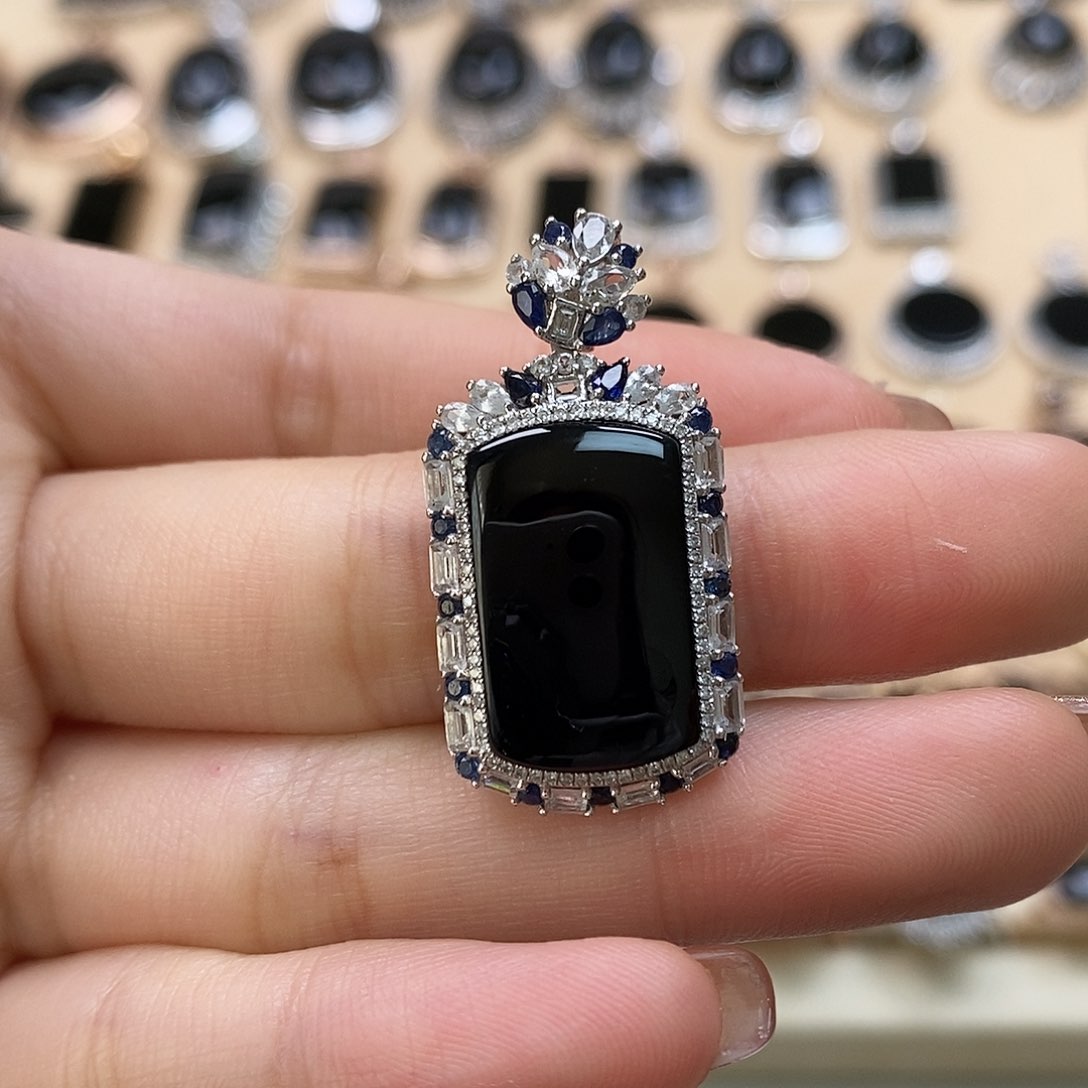 翡翠颈饰18K金镶嵌天然翡翠墨翠